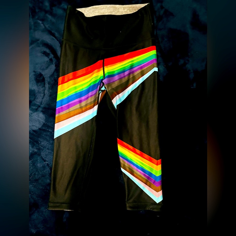 Size medium Peloton pride edition cropped leggings